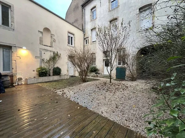 Bureau 636 m²