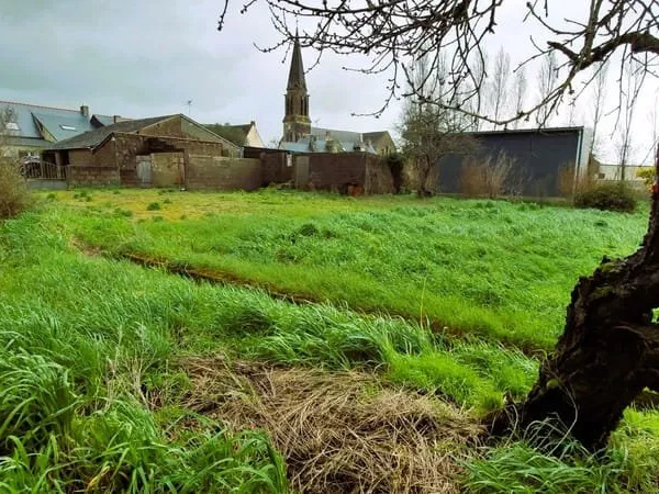A VENDRE terrain non viabilisé de 952 m2 au calme en impasse dans le bourg de Pouillé les Côteaux