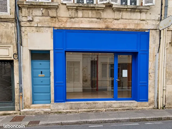 Local commercial rénové avec vitrine - Centre-ville de Rochefort - 25 m²