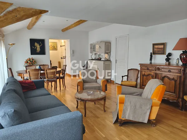 BAIL ETUDIANT - Appartement 2 pièces rue de la République, au calme à louer à Avignon, dernier étage