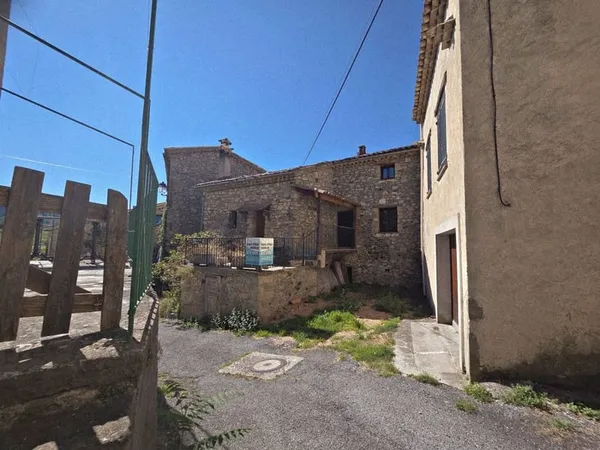 Maison en pierres - terrasse - écurie - Terrain 1 200 m²