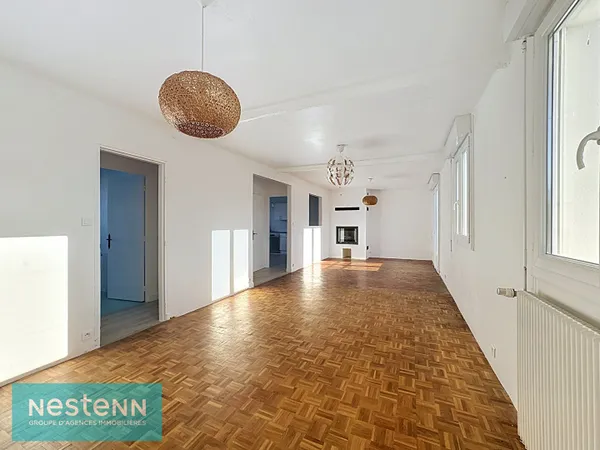 Charmante maison des années 70 à vendre à Quessoy - 4 chambres, grand séjour lumineux