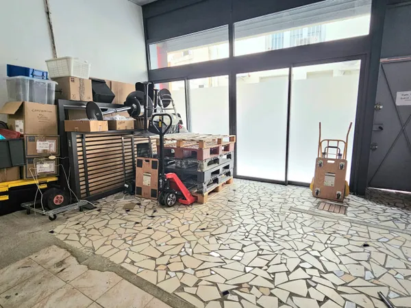 Local commercial 4 pièces 400 m²