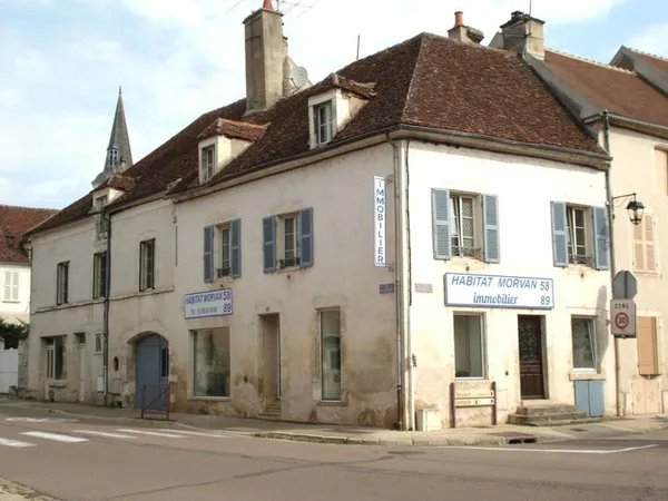 IMMEUBLES AVEC LOCAUX COMMERCIAUX ET APPARTEMENTS