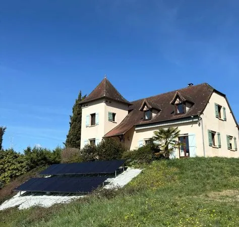 Maison de type quercynoise, 1995, 170 m2, terrain clos.