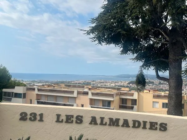 Studio meuble avec terrasse, parking et cave