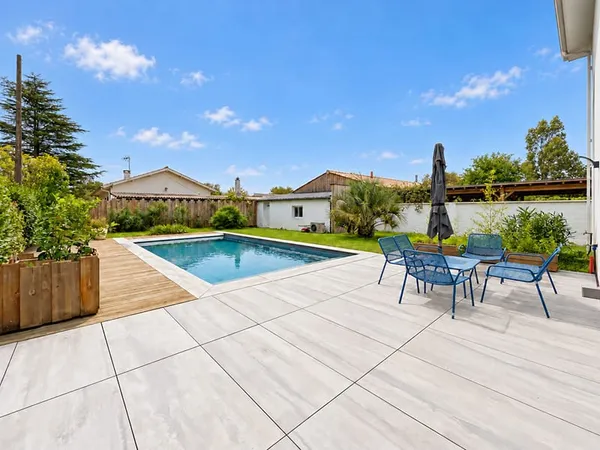 Maison contemporaine de 2020 € 5 chambres et piscine chauffée
