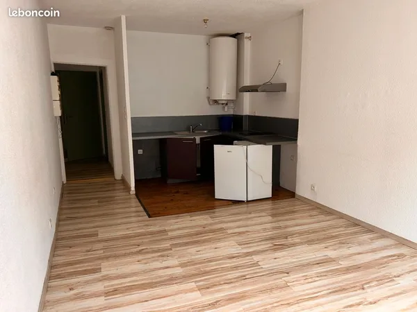 Studio très clair et calme au centre ville