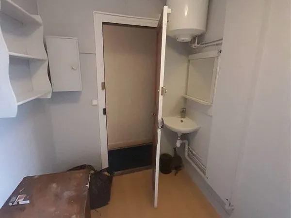 Studette avec ascenseur