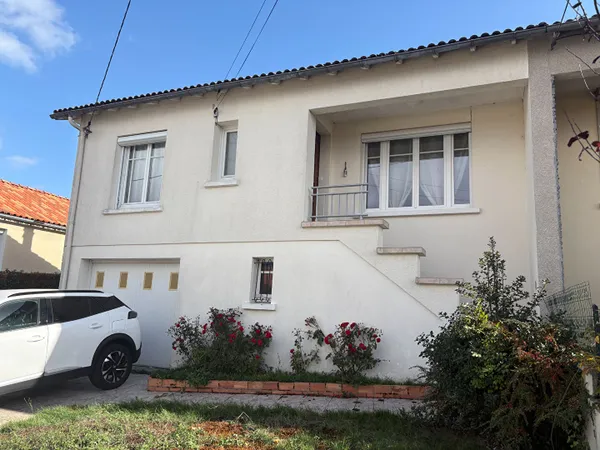 Maison à louer à Bressuire de 5 pièces sur un terrain de 515m² avec dépendance.