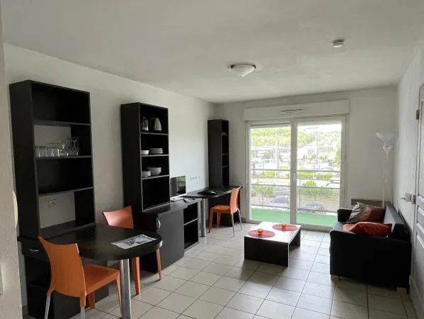 F2 MEUBLE FACE HOPITAL NORD AVEC PARKING