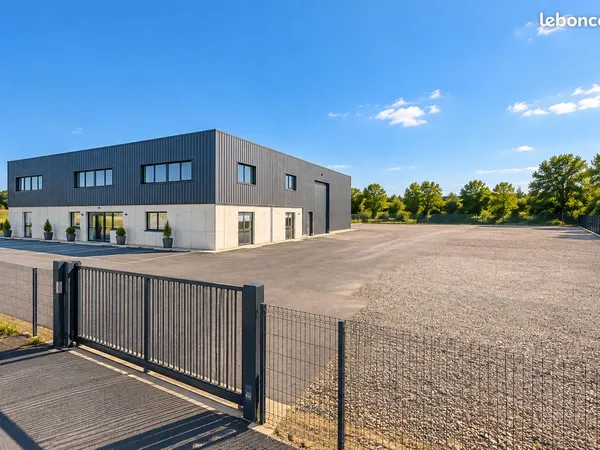 Location terrain professionnel 5 700 m² avec bureaux et bâtiment