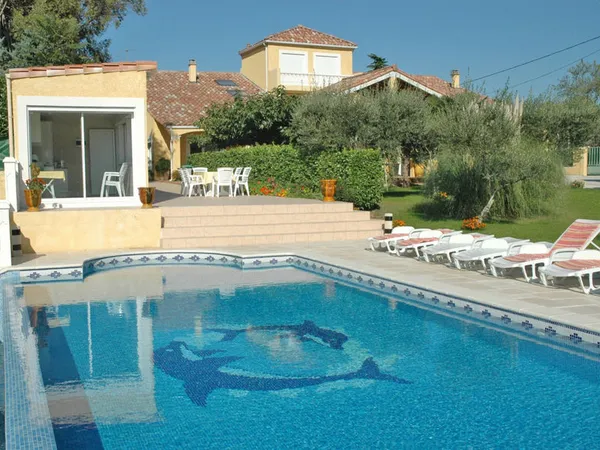 grosse proprieter maison +gite+piscine+ grand hangar 900M2