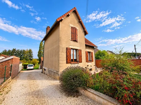 Maison de caractère avec grand terrain, cave et dépendances