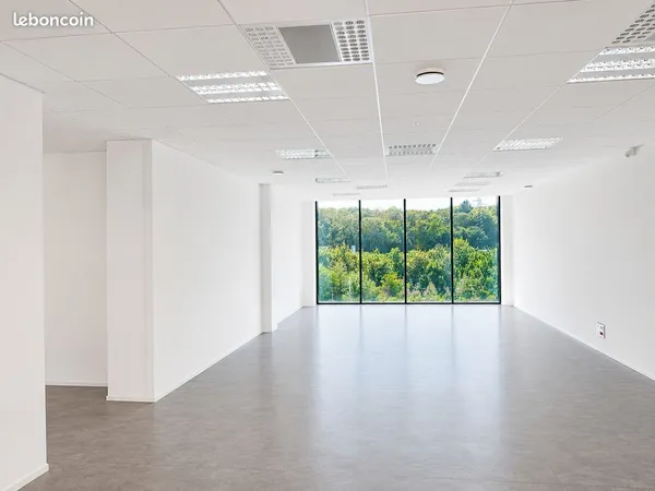 153 m² À SAISIR - Bureaux lumineux à 10 minutes de Belfort - face gare TGV Belfort-Montbéliard