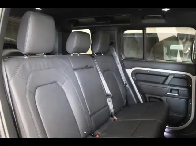 Land Rover Defender 110 2.0 p300e phev x-dynamic hse — photo 12