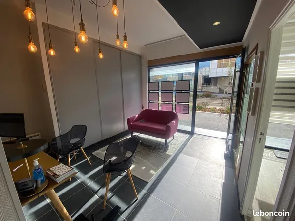 Local commercial emplacement n°1 avec 2 vitrines 3 bureaux et 1 acceuil au 19 ave clemenceau brest
