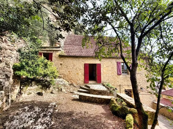 Entre Sarlat et Gourdon Maison avec grange en pierre et grotte .