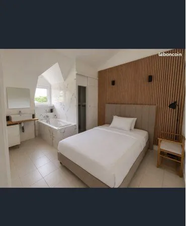 Chambre meublée avec baignoire privée & vue mer