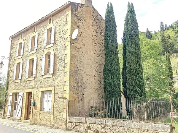 Au pied des bastides du Périgord, a Cadouin. Maison de maître
