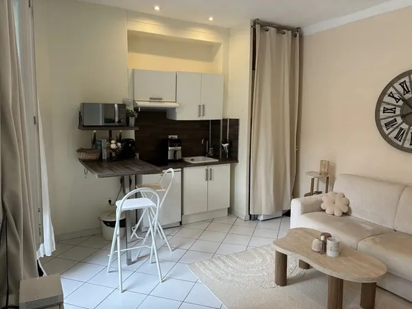 CANNES - STUDIO MEUBLÉ 23 m² - 1er ÉTAGE