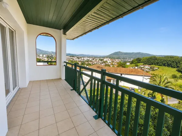 3 PIECES AVEC TERRASSE, CAVE, GARAGE ET PARKING