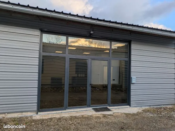 À LOUER : Local professionnel / commercial / bureau de 100 m² à Valserhône