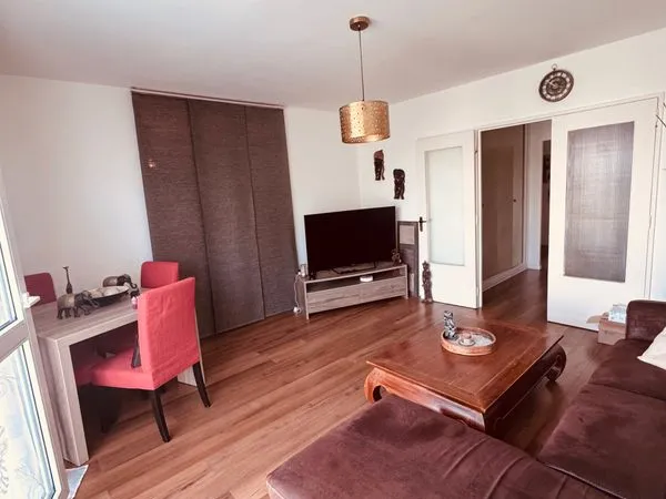 Poissy, lisière de forêt : 4 pièces, 3 chambres, 5 balcons, cave et parking