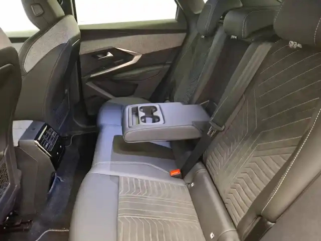 Peugeot 3008 hybrid 145 e-dcs6 — photo 31