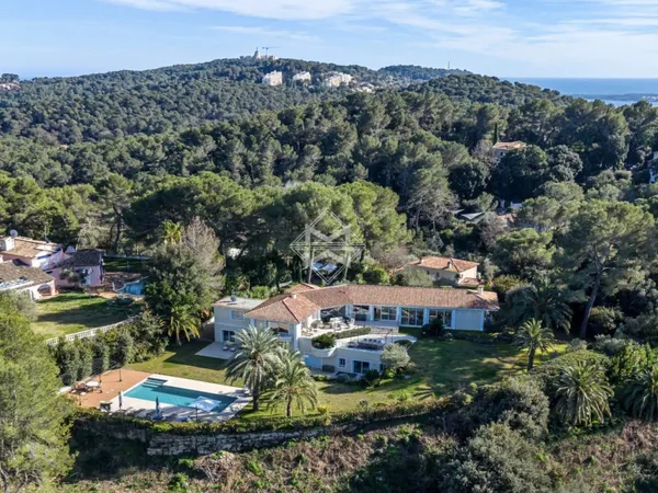 Domaine fermé et gardé avec Superbe vue