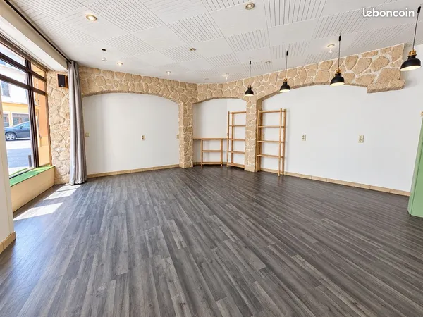 À LOUER - Local commercial de 50 m² avec deux vitrines - Centre de Feurs