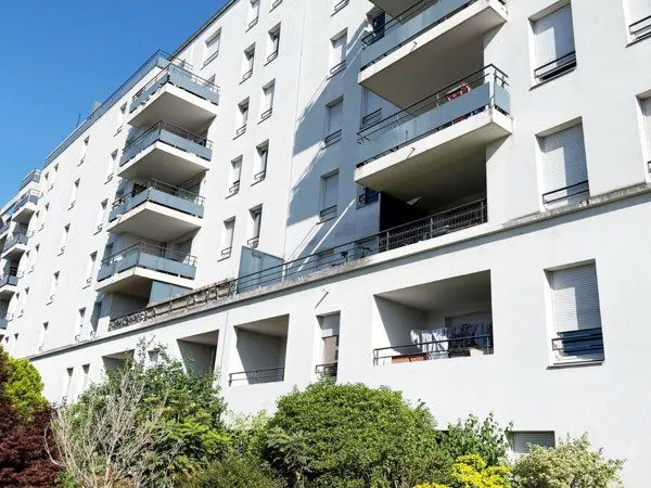 T4 lumineux 90 m² excellent état - parking, cave et piscine