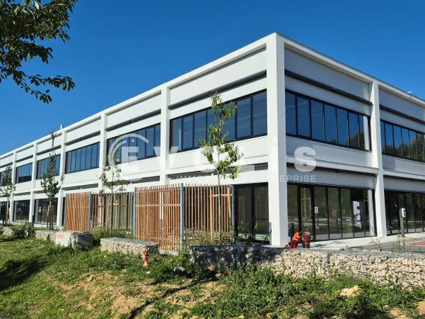 Locaux commerciaux - A LOUER - 1 472 m² divisibles à partir de 104 m²