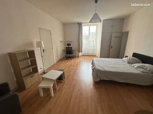 Grande chambre meublée en colocation, avec salle d'eau privative - Toutes charges comprises