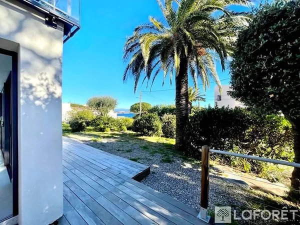 Vue mer, jardin privatif et piscine à quelques pas des plages