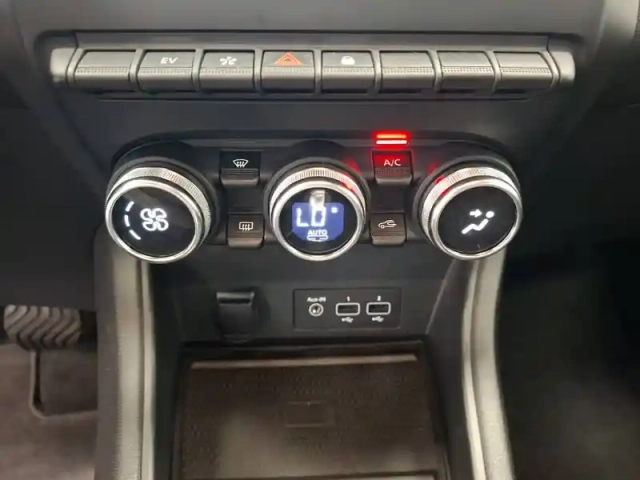 Renault Captur e-tech 145 - 21 — photo 27