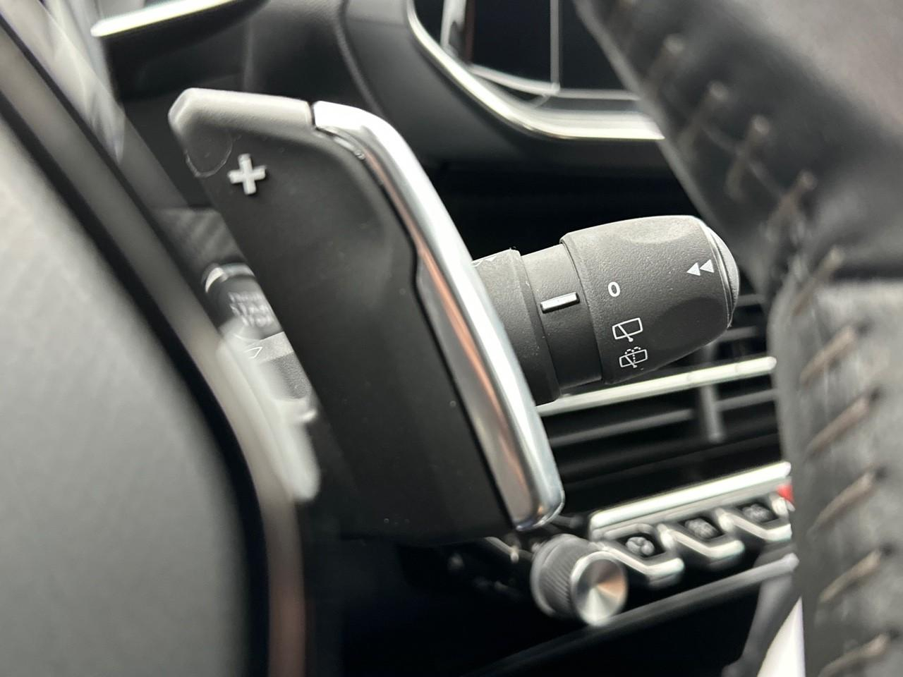 Peugeot 2008 puretech 130 s&s eat8 allure pack — photo 18