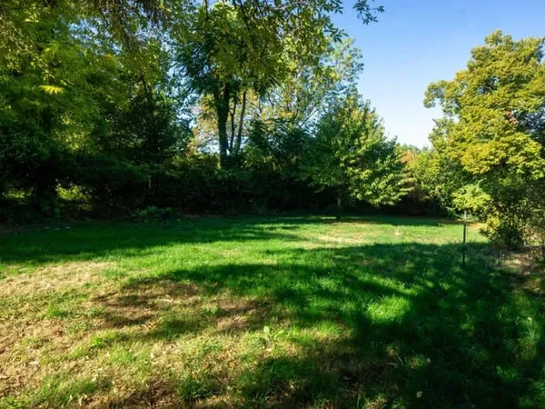 Terrain constructible de 521m² dans un environnement calme