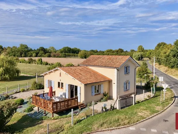 Maison en pierre avec jardin