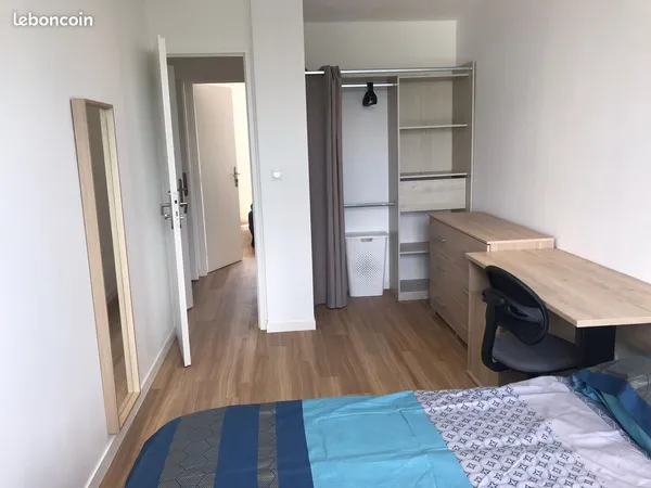 Chambre meublée en colocation