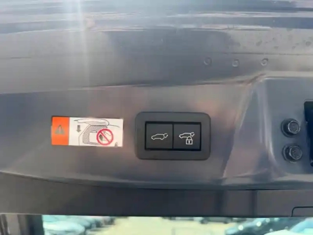 Toyota Prius rechargeable 2.0 hybride rechargeable 223ch design (sans toit panoramique) my25 — photo 14