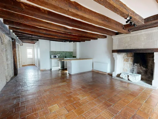 Vends appartement de caractère avec poutres apparentes et cheminée