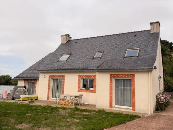 SAINT-ÉVARZEC — Maison de 143 m² • 4 chambres • Piscine chauffée • Terrain de 1 859 m²