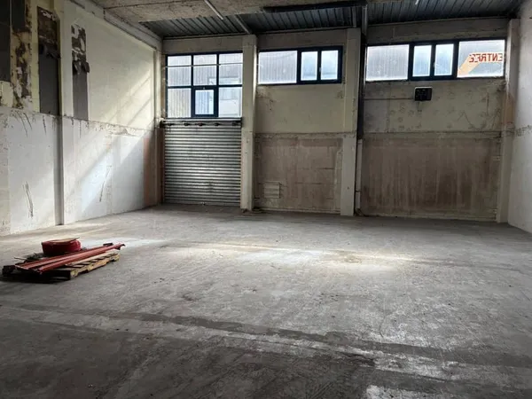 Local d'activité 300 m²
