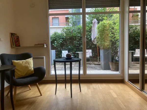 Loue studio meublé (1 an minimum)