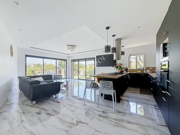 Maison neuve d'architecte à vendre à Aubagne - 4 chambres, piscine et grand terrain !