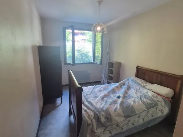 Chambre meublée dans maison avec jardin