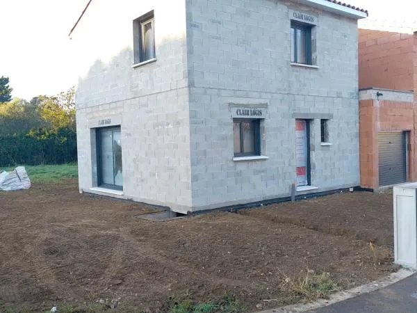 Terrain plat proche des commodités à SAZE