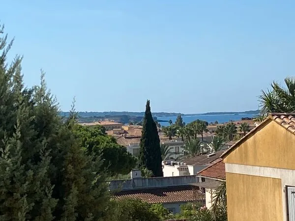 PARTICULIER VENDS - T2 rénové 40 m² - Vue mer - Terrasse - Loggia - Parking privatif - Sanary-sur-Me