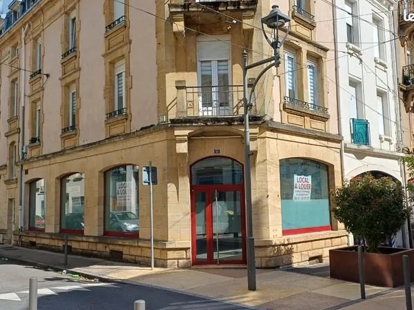 à louer grand f2 de 74 m2 environ, centre longwy-haut, en premier étage, proximité place darche, en 